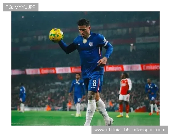 切尔西中场反抢成功，反击一脚打穿防线，切尔西被双杀