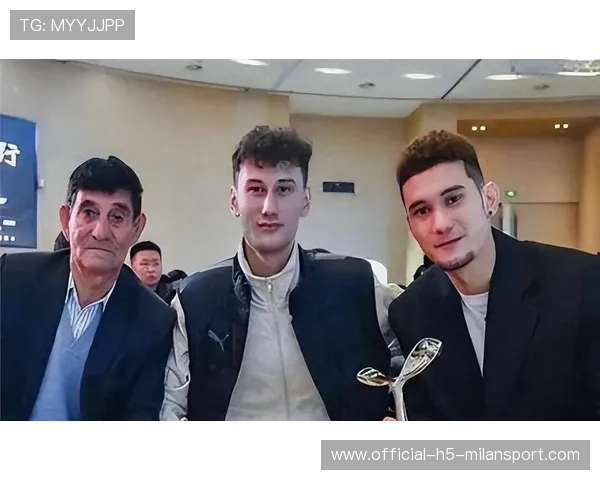 成都蓉城拜合拉木背身做球，跟进远射轰出世界波