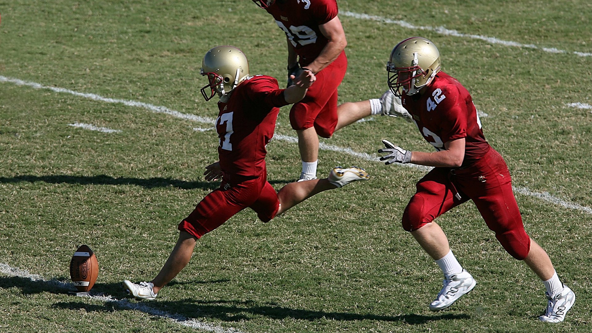 球员在国家队表现稳定被教练称赞，国家队球员足球